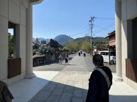 熊本・本妙寺様の山門から見た景色。一番向こうに本妙寺様がありますが、遠くて全然見えません！広すぎます（笑）参道の脇にも日蓮宗寺院が沢山！