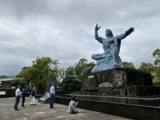 長崎平和公園！初めてでしたが行けてよかったです！手前には珍しいスーツ姿の原上人！